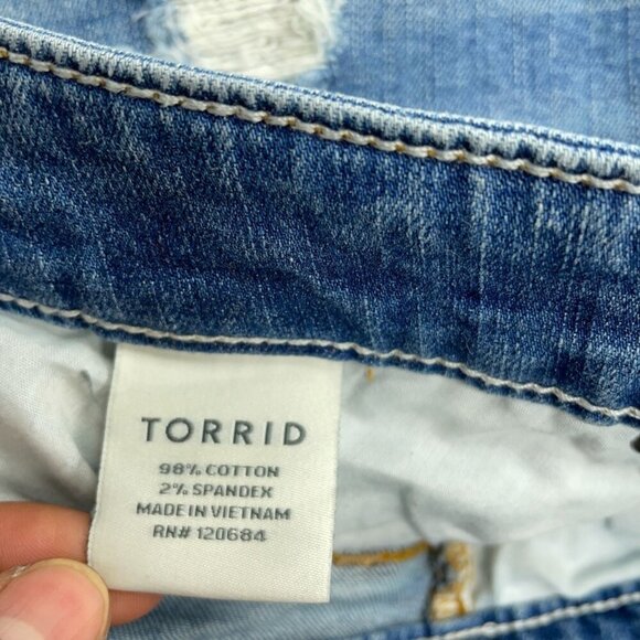 Torrid Women's Size 18 Distressed Denim Shorts Medium Wash Cotton Blend Stretch - Picture 6 of 8